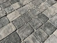 Gerwing Pflasterstein SenoloAntik - grau-schwarz (meliert), Schieferstruktur, gerumpelt, tiefenimprägniert, gemischte Formate