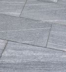 Seltra Terrassenplatte BIASCA satiniert Silbergrau-Liniert Naturstein